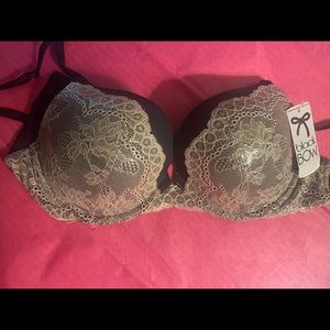 Brand New Blackbow bra size: 32D